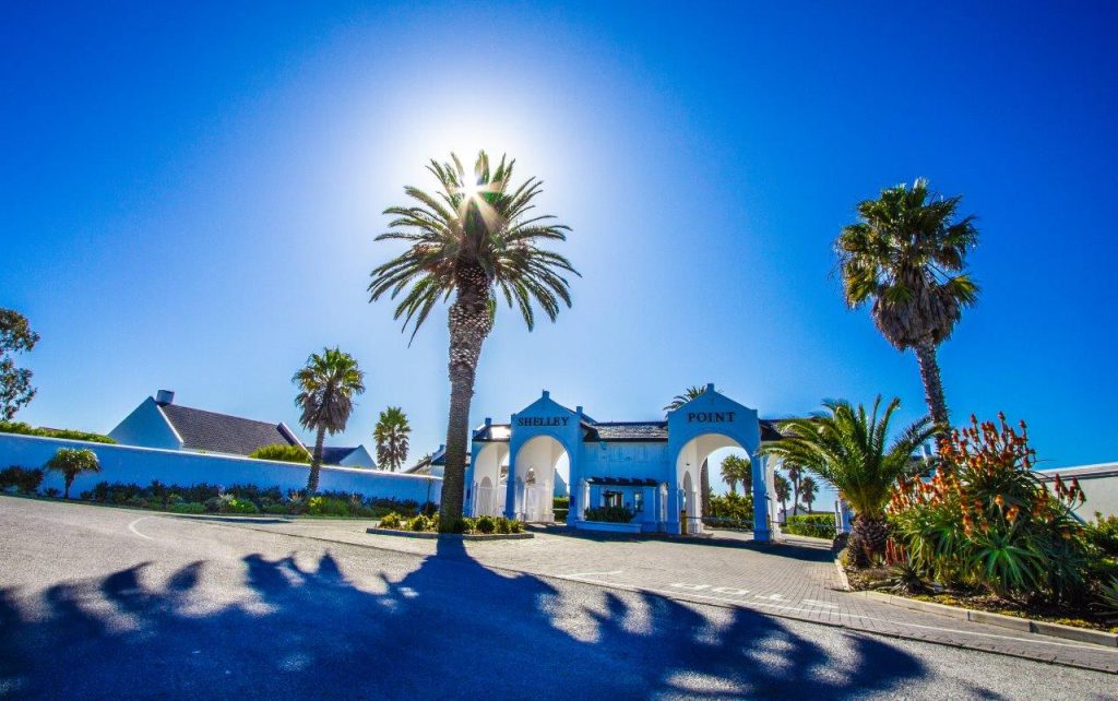 SECONDS FROM THE SEA! BARGAIN BUY LAND IN LUXURIOUS GOLF ESTATE IN SHELLEY POINT