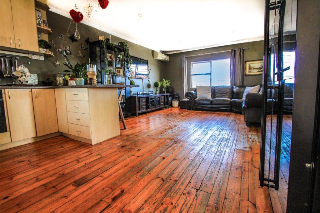 HUGE LUXURY 3 BEDROOM APARTMENT WITH VIEWS IN PAROW - JUST R 1 395 000