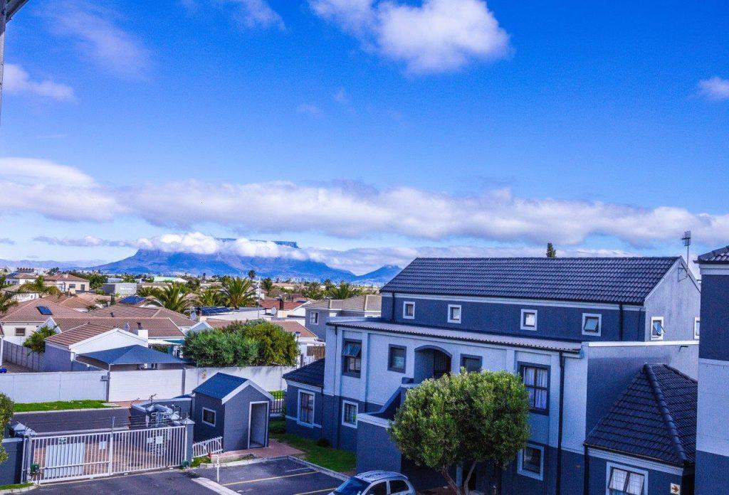 MASSIVE PENTHOUSE WITH AMAZING VIEWS IN PARKLANDS - JUST R1 999 000