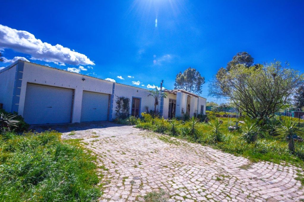 RANCH STYLE LUXURY 4 BED HOUSE WITH 2 LOUNGES - JUST R1 995 000!