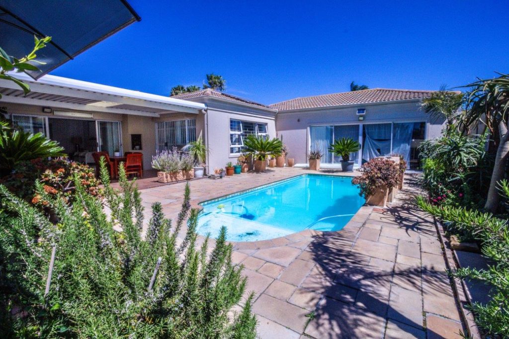 LARGE LUXURY 4 BEDROOM FAMILY HOME WITH TRIPLE GARAGE IN PARKLANDS
