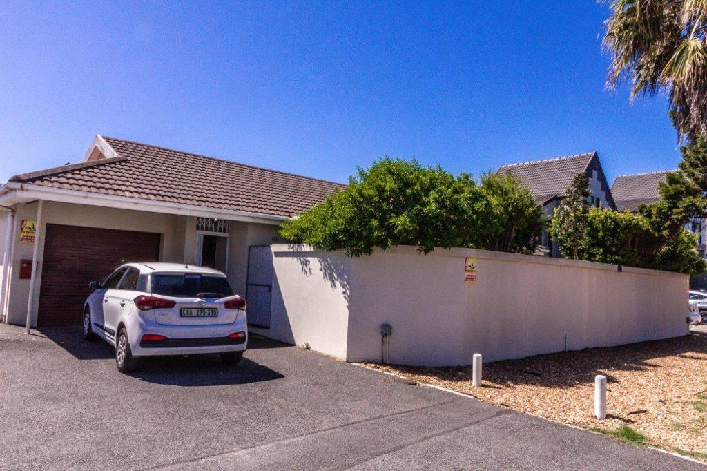 RARE FIND: 3 BEDROOM HOUSE SECONDS FROM THE SEA - UNDER R3 MIL