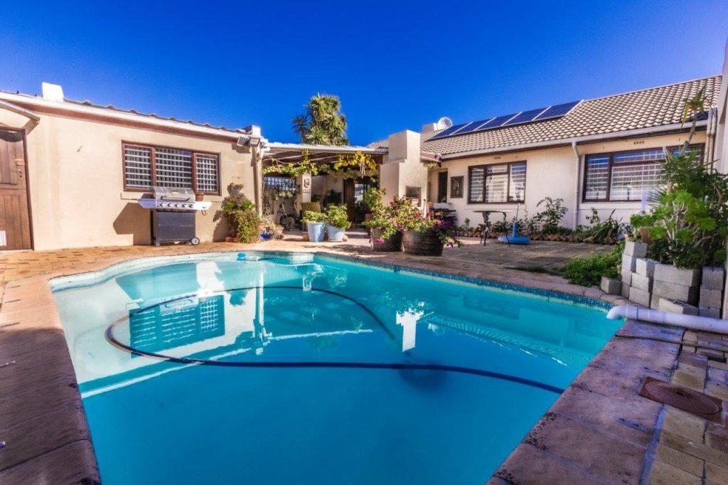 LARGE  LUXURY TABLE VIEW HOME WITH GUEST QUARTERS