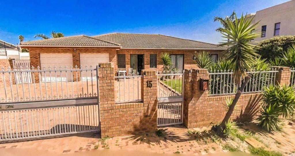 LUXURY FAMILY HOME WITH 4 RECEPTION AREAS IN PRIME POSITION IN PARKLANDS