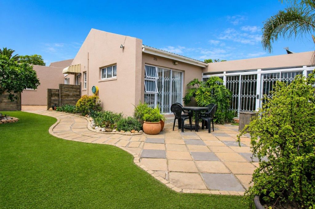 LUXURY FAMILY HOME WITH 4 RECEPTION AREAS AND JACUZZI