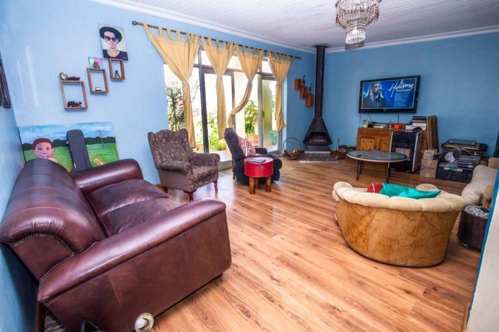 RANCH STYLE LUXURY 4 BEDROOM HOUSE WITH 2 LOUNGES