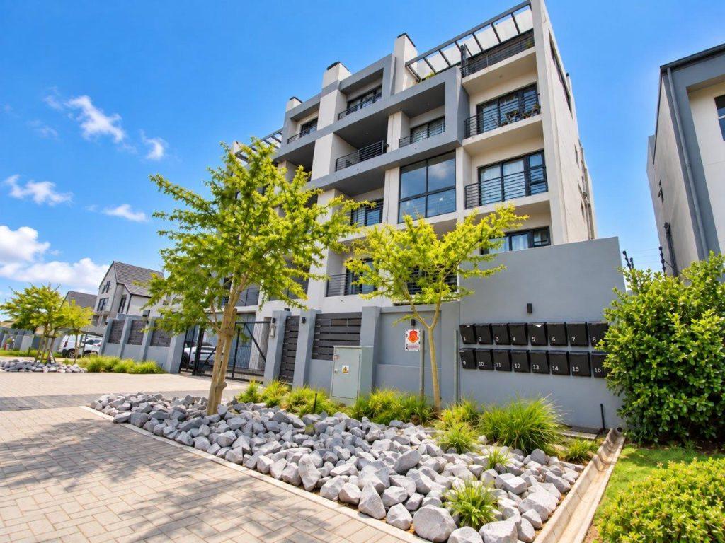 SECONDS FROM THE SEA - ULTRA MOD APARTMENT WITH TABLE MOUNTAIN VIEWS